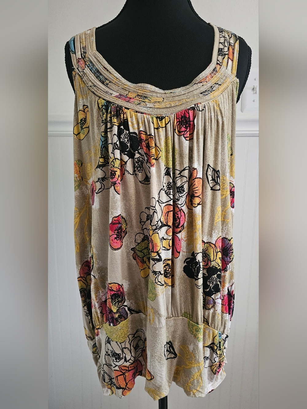 ❤️‍🔥American Rag 2X Sleeveless Tank in Beige with Multicolor Blooms And Sequins